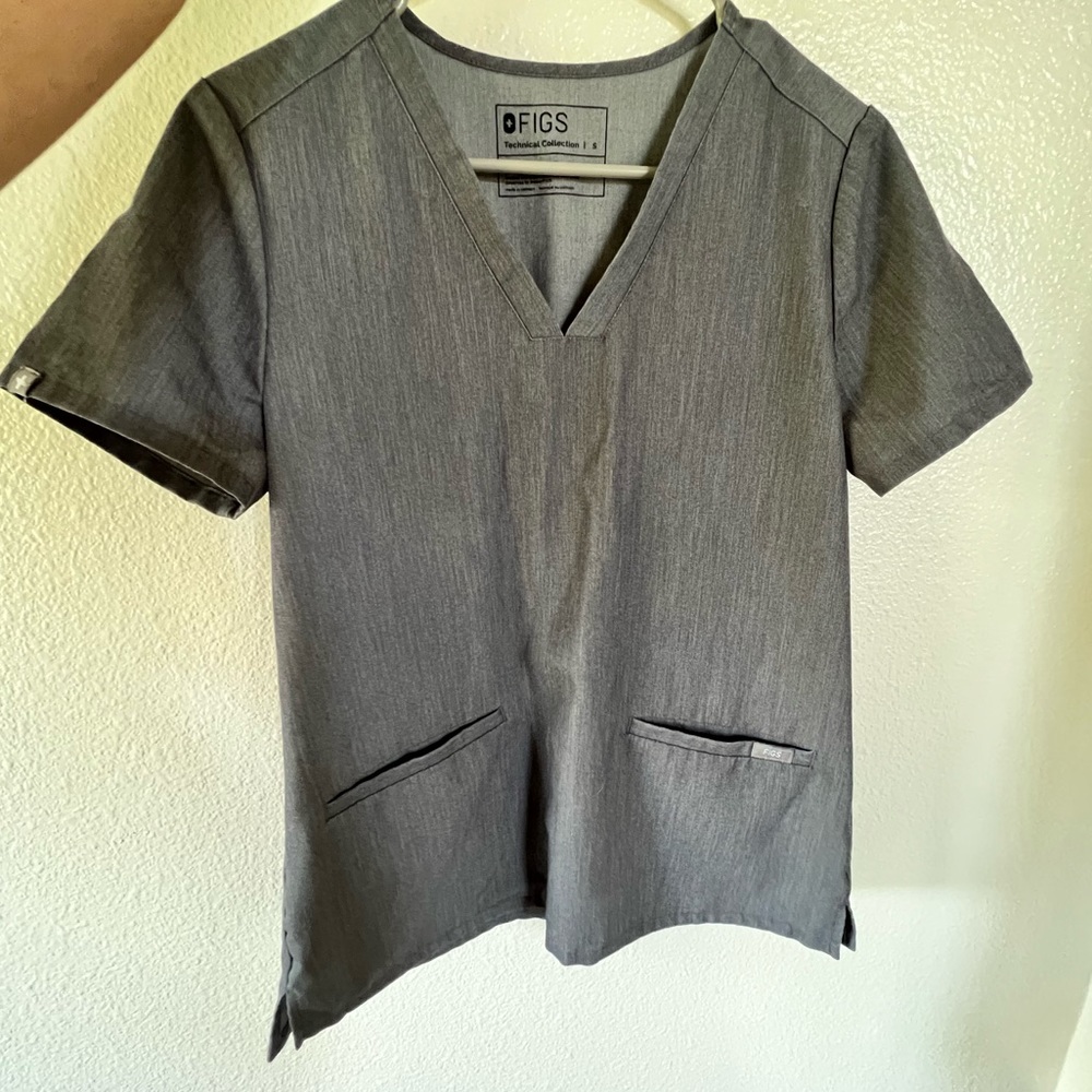 FIGS * Graphite* Casma Three Pocket Scrub Top S